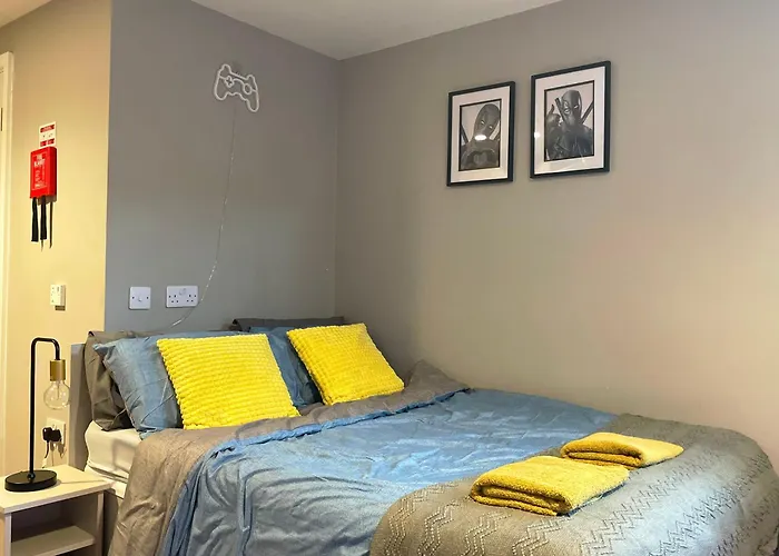 Hnfc Stays - Modern Central Studio With Gym, Parking & Home Cinema